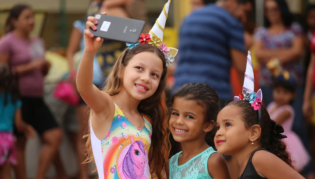 Crianças tirando selfie no carnaval de Altos