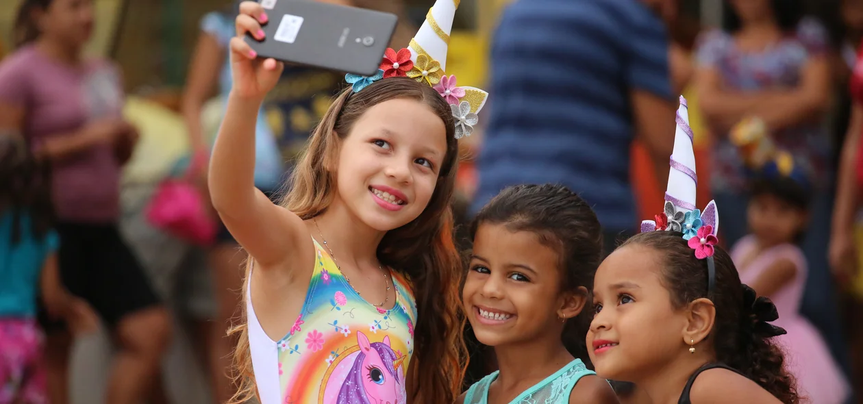 Crianças tirando selfie no carnaval de Altos