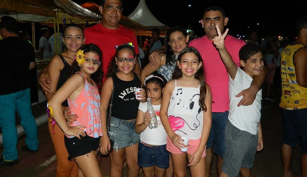 Foliões de todas as idades participam do carnaval picoense