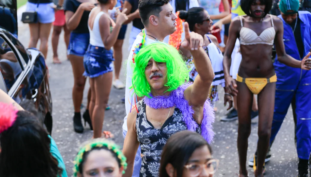 Homem vestido de Mulher no Bloco Vaca Atolada