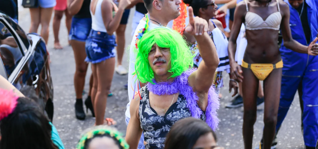 Homem vestido de Mulher no Bloco Vaca Atolada