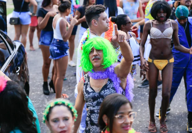 Homem vestido de Mulher no Bloco Vaca Atolada