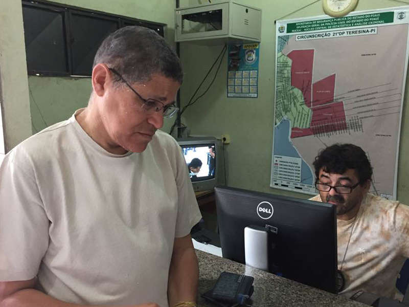 Jornalista Efrém Ribeiro prestando queixa no 21º DP de Teresina