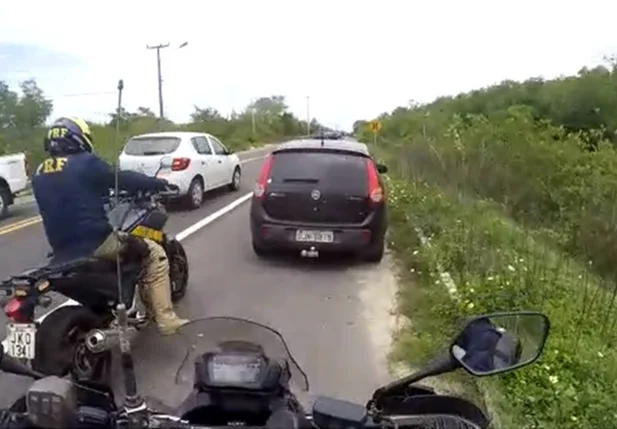 PRF flagra motorista dirigindo no acostamento