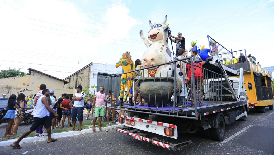 Tradicional desfile do bloco Vaca Atolada acontece na zona norte de Teresina