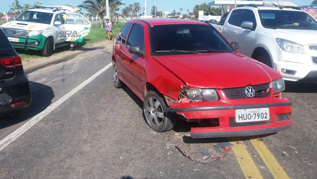 A colisão foi entre três carros de passeio