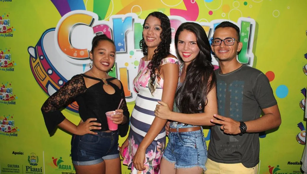Foliões curtem o carnaval na Praça de Eventos em Água Branca