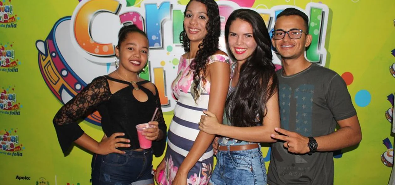 Foliões curtem o carnaval na Praça de Eventos em Água Branca