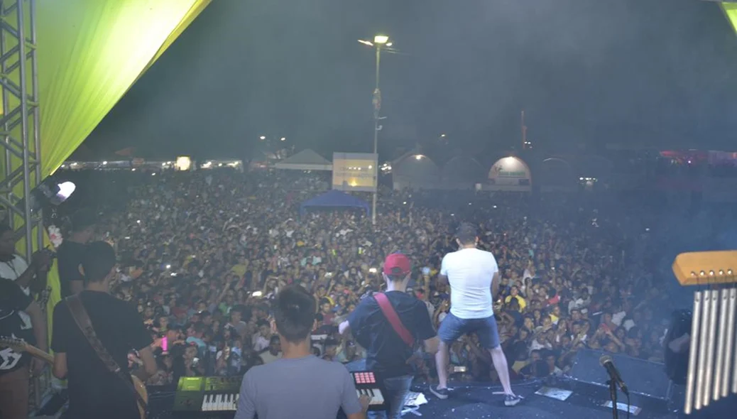 Foliões lotam Praça de Eventos na terceira noite do Carnaval em Água Branca