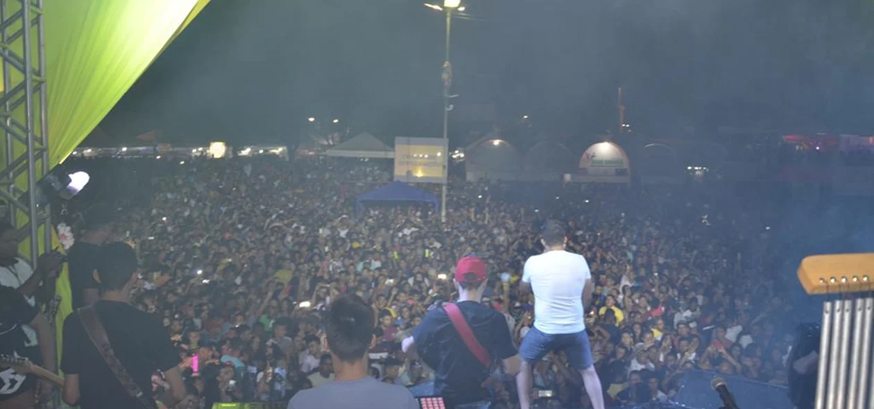 Foliões lotam Praça de Eventos na terceira noite do Carnaval em Água Branca