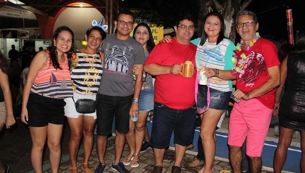 Foliões na Praça de Eventos na terceira noite do Carnaval em Água Branca