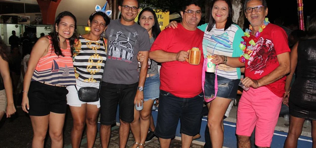 Foliões na Praça de Eventos na terceira noite do Carnaval em Água Branca
