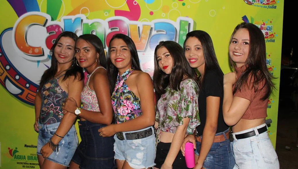 Jovens curtem o carnaval na Praça de Eventos na terceira noite