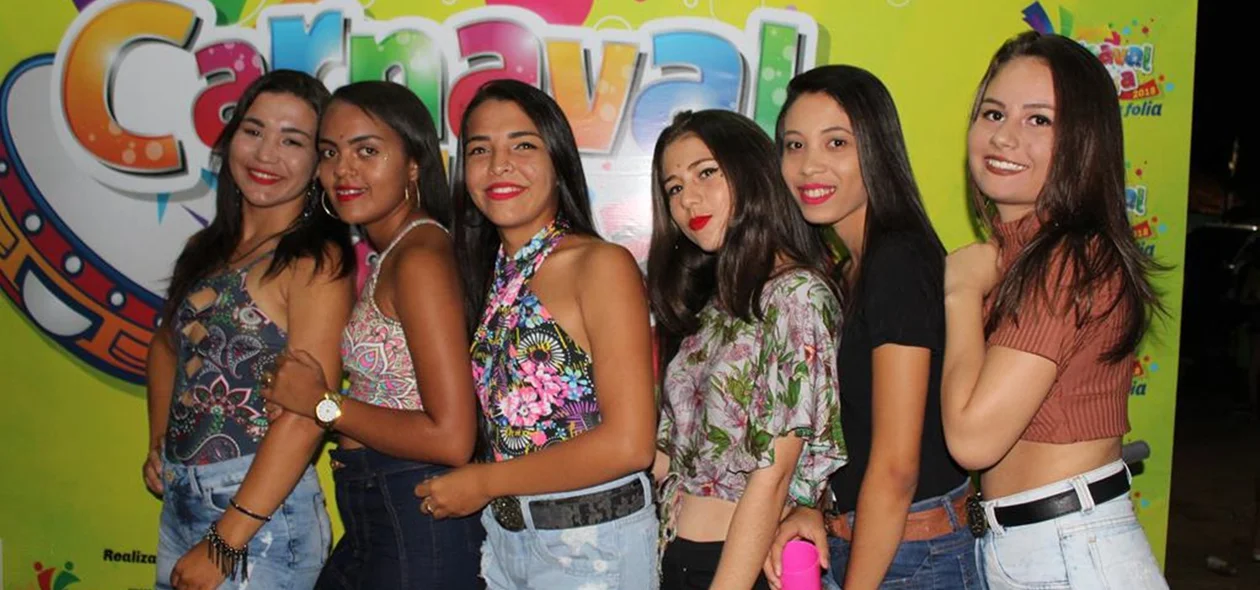 Jovens curtem o carnaval na Praça de Eventos na terceira noite