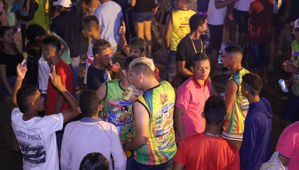 Muitos foliões compareceram na festa realizada no calçadão da Praça Cônego Honório 