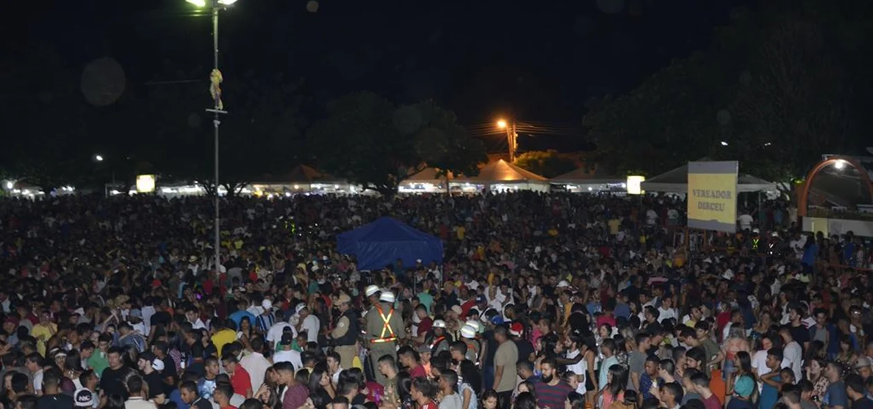 Praça de Eventos ficou lotada na terceira noite do Carnaval em Água Branca