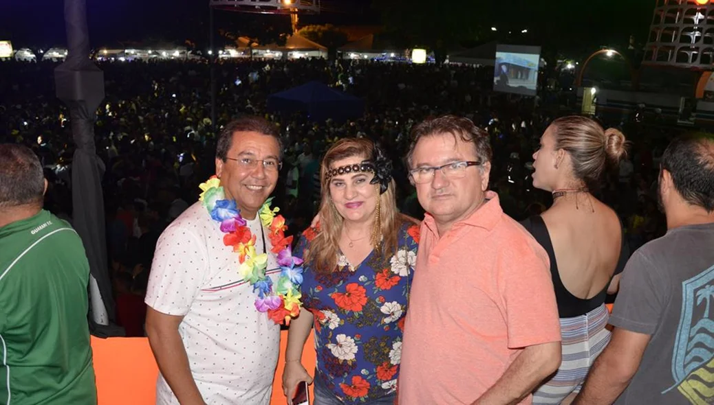 Prefeito Jonas Moura e Merlong Solano curtem carnaval em Água Branca