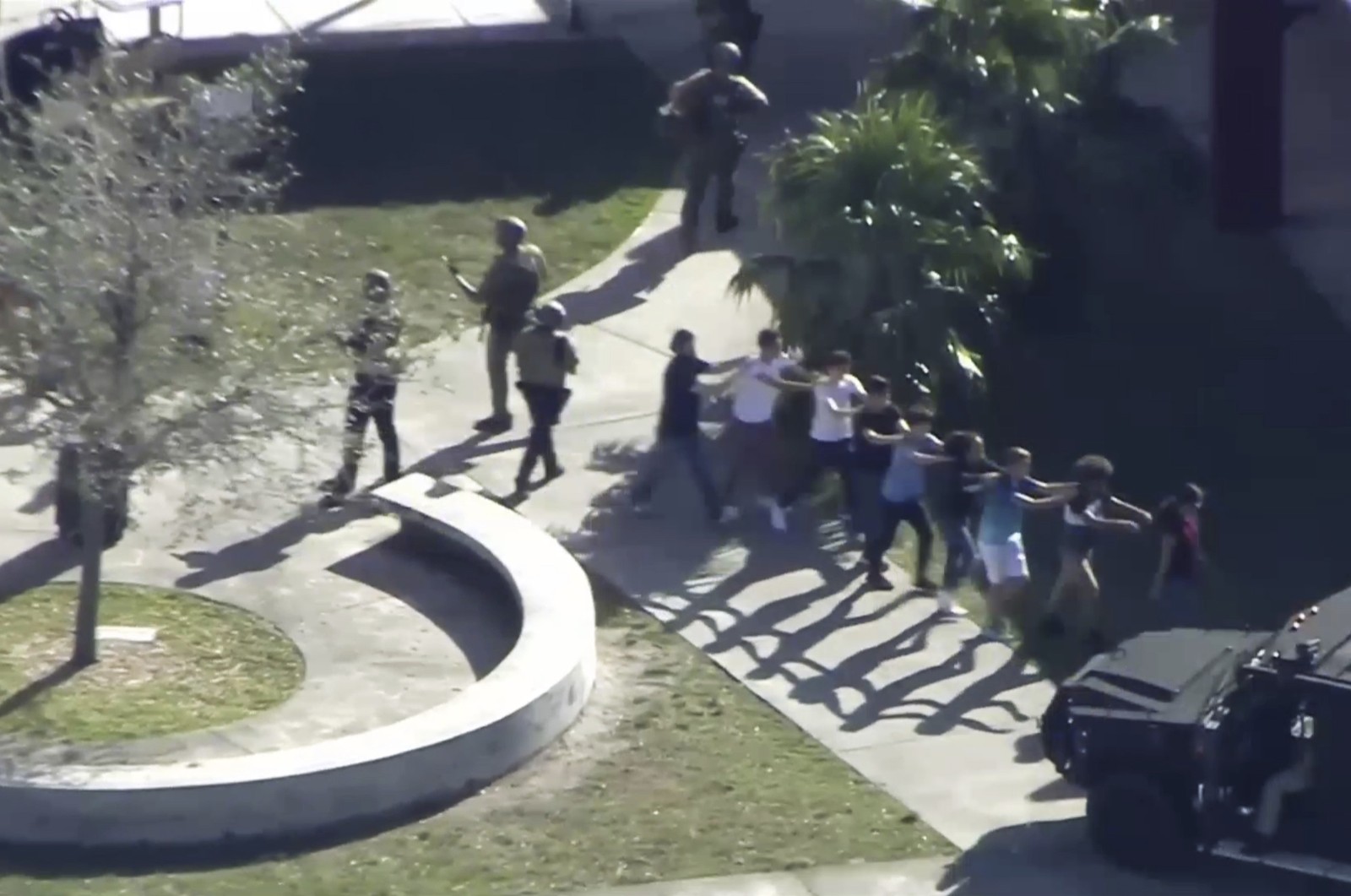 Alunos saem do prédio de escola em Parkland em que ocorreu tiroteio nesta quarta
