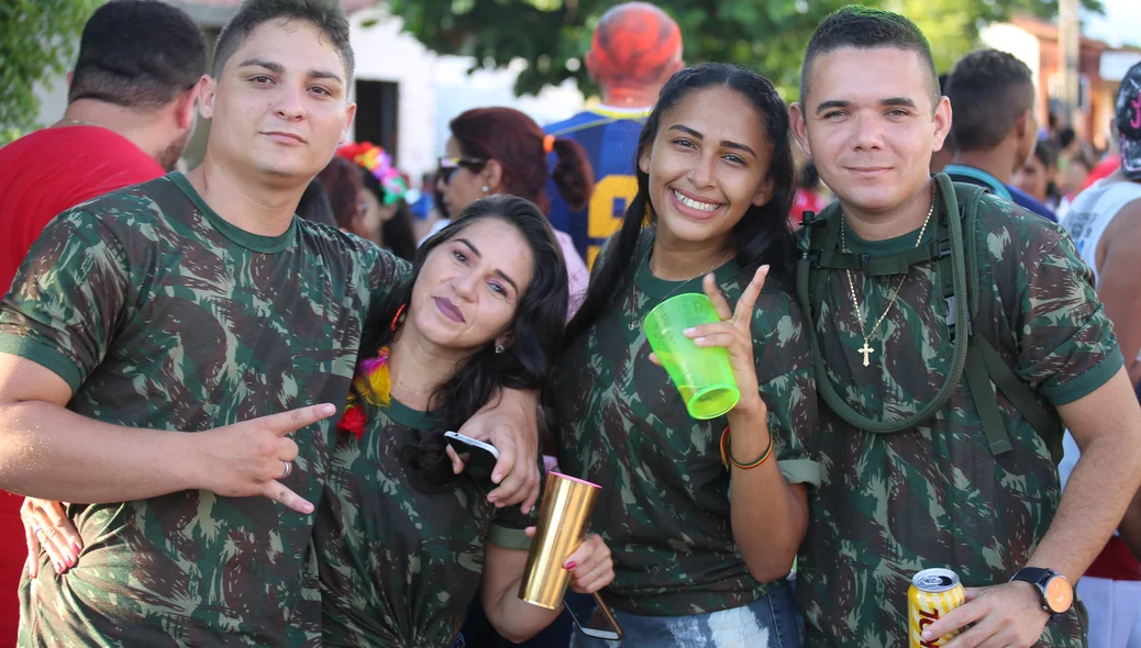 Casais se divertindo no carnaval