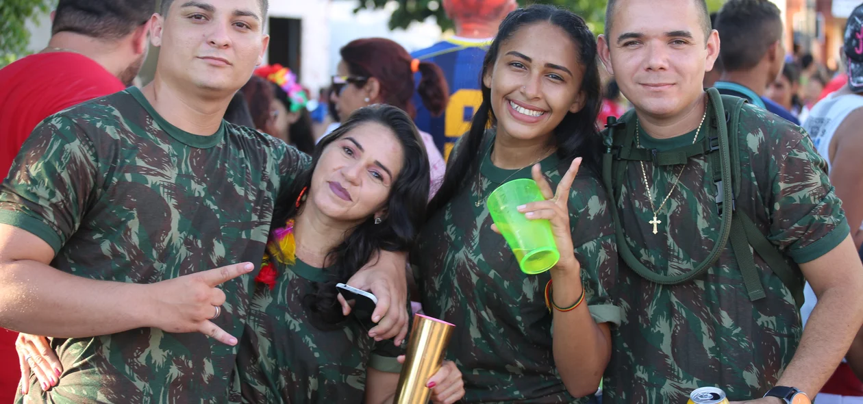 Casais se divertindo no carnaval