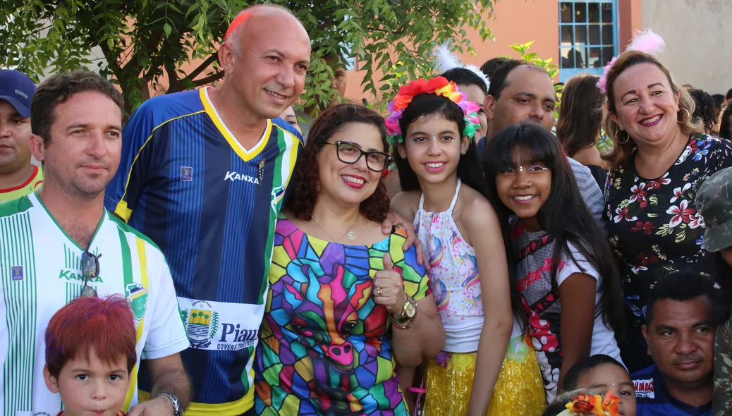 Crianças e adultos fantasiados no carnaval de Altos