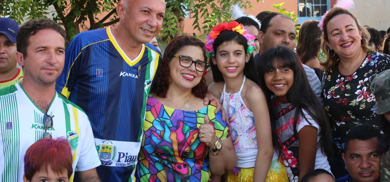 Crianças e adultos fantasiados no carnaval de Altos