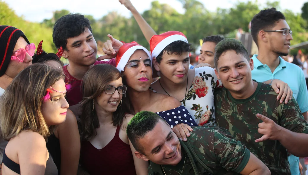 Homens se fantasiam de mulher e percorrem as principais ruas de Altos