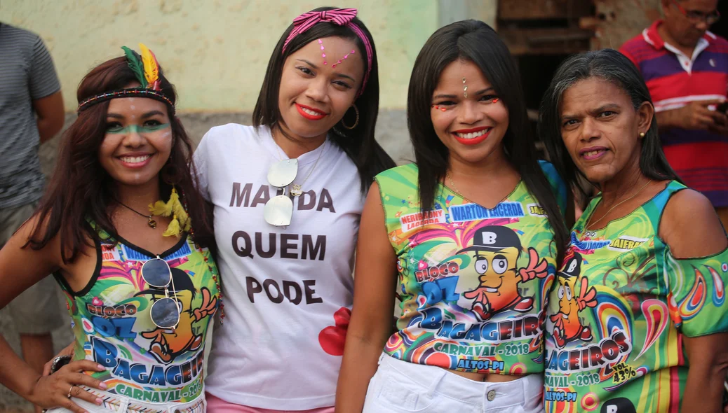 Mulheres fantasiadas no carnaval de Altos
