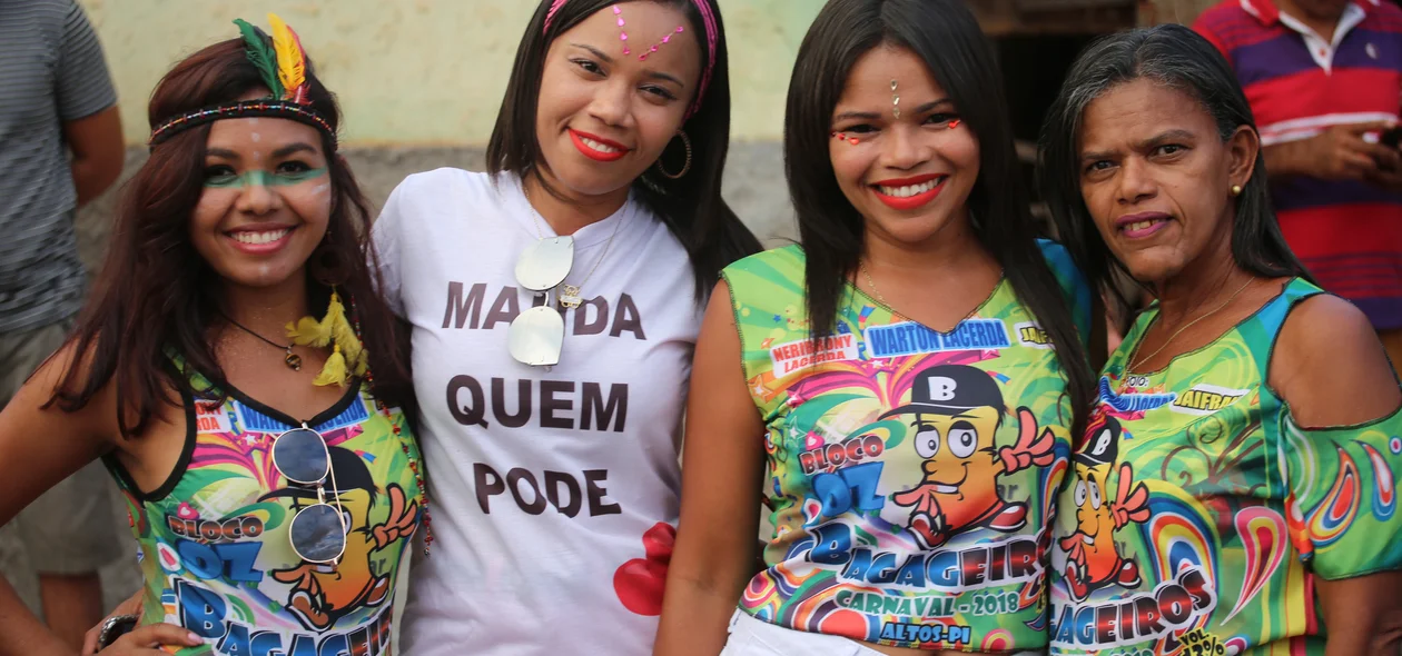 Mulheres fantasiadas no carnaval de Altos