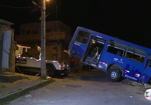 Ônibus cai em córrego e mata pelo menos cinco pessoas