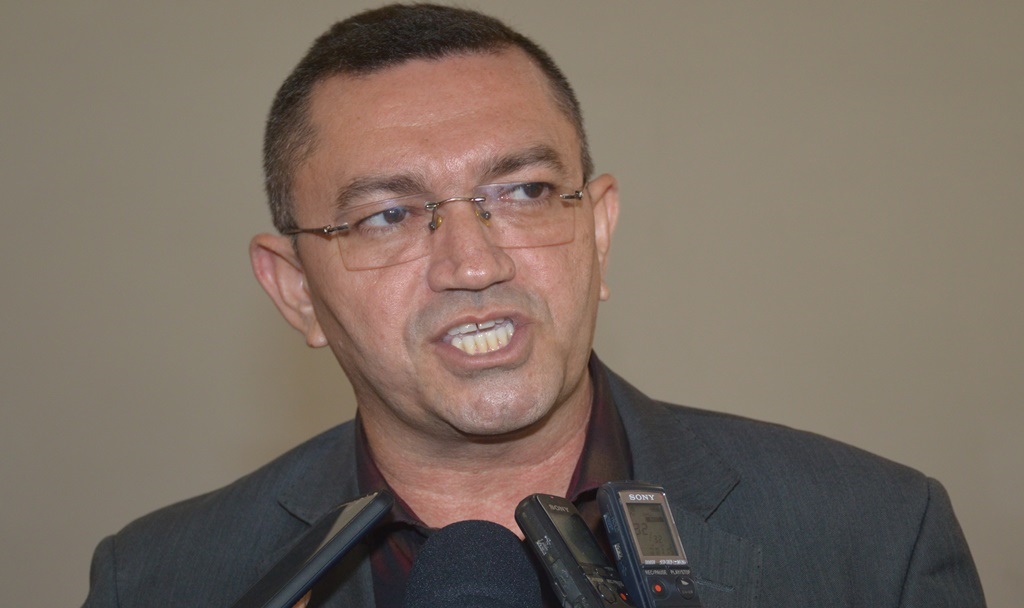 Padre Walmir cede às pressões do PTB