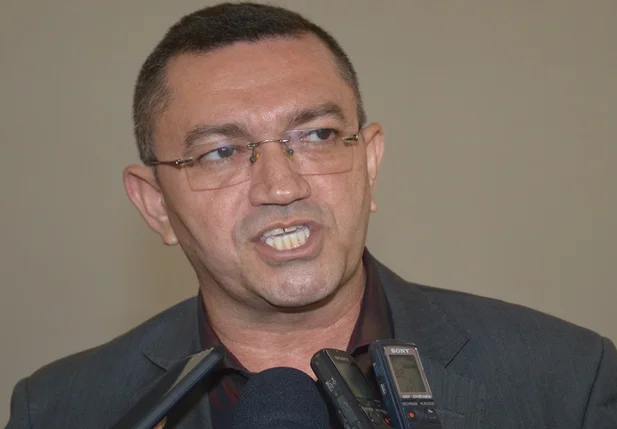 Padre Walmir cede às pressões do PTB