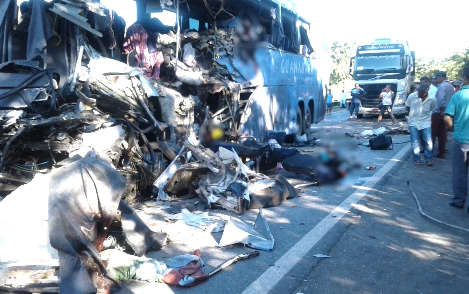 Acidente entre ônibus da Guanabara e duas carretas mata pelo menos seis pessoas em Goiás