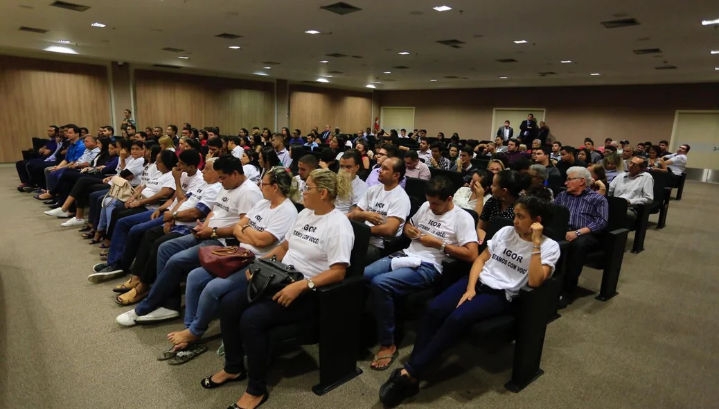 Familiares de Igor estão com camisas com a mensagem: Igor estamos com você