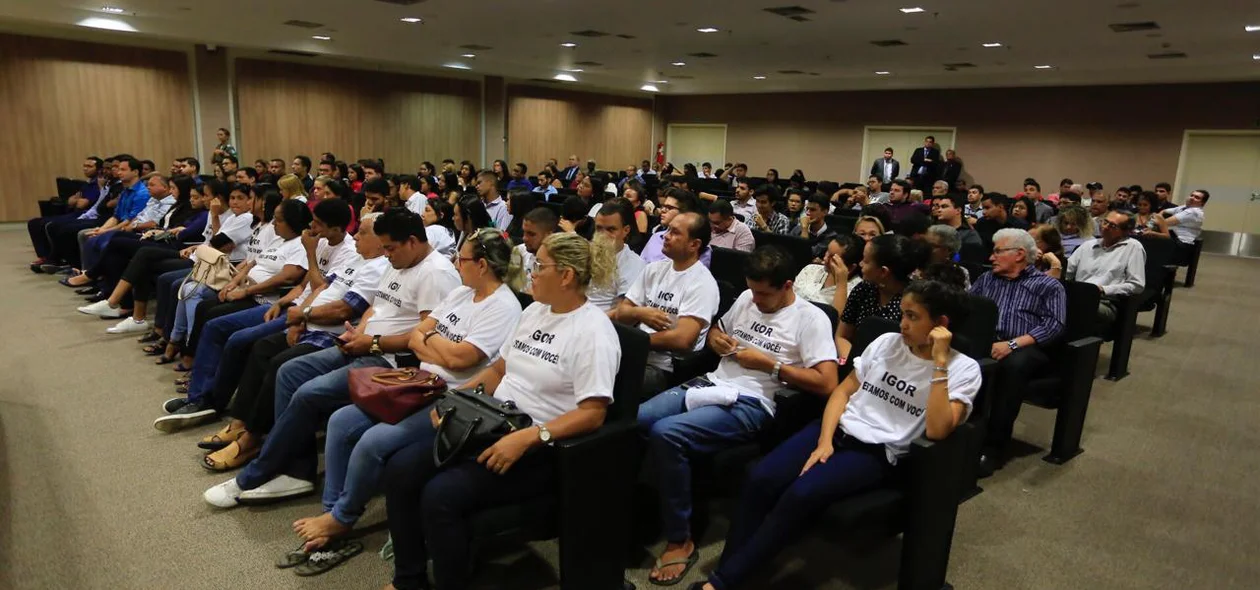 Familiares de Igor estão com camisas com a mensagem: Igor estamos com você