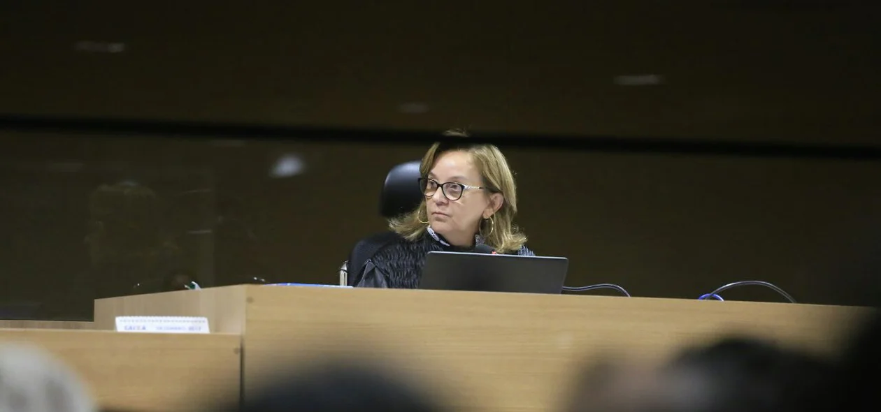 Julgamento está sendo presidido pela juíza Maria Zilnar