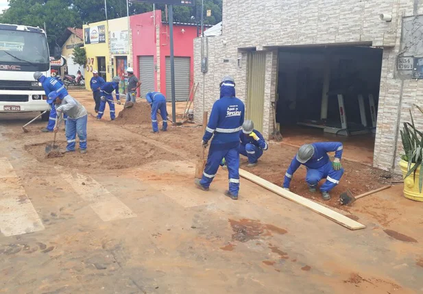 Vazamento aconteceu em frente a um estabelecimento que ficou inundado