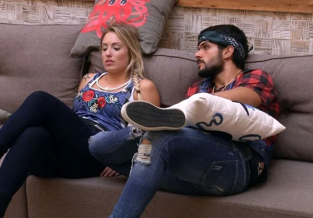 Lucas e Jéssica trocaram carícias no BBB18