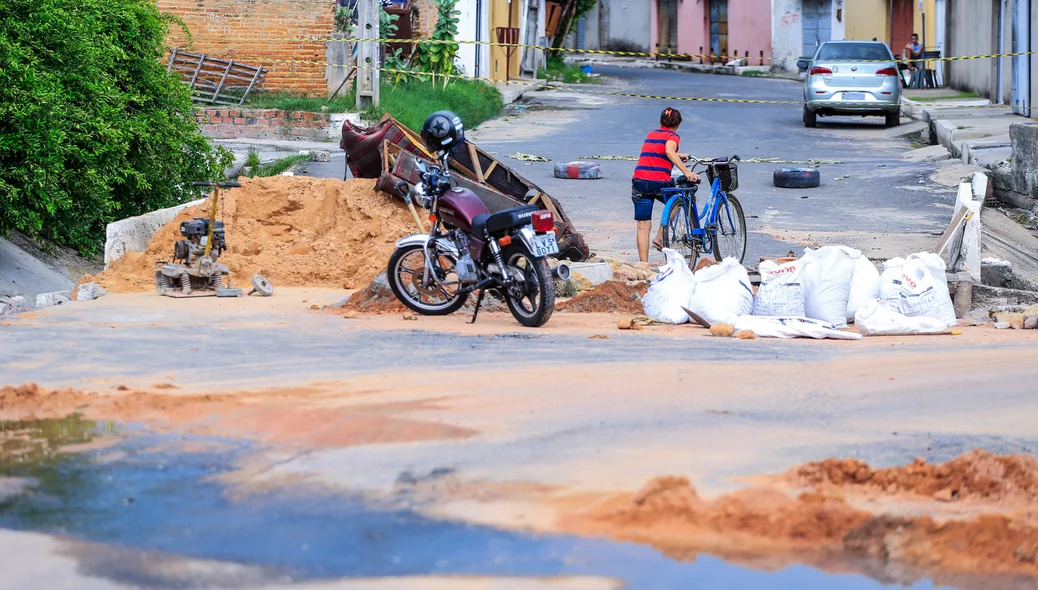 Moradores tem dificuldade em atravessar a ponte no bairro Dirceu 