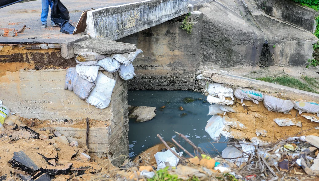 Parte da ponte caiu 