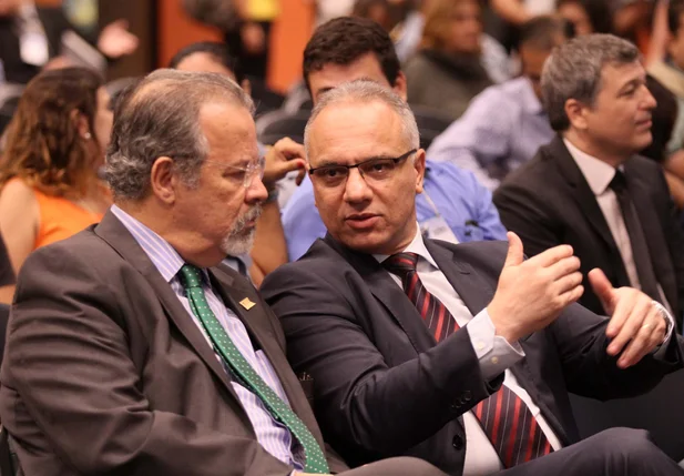 Roberto Sá ao lado do ministro da Defesa, Raul Jungmann