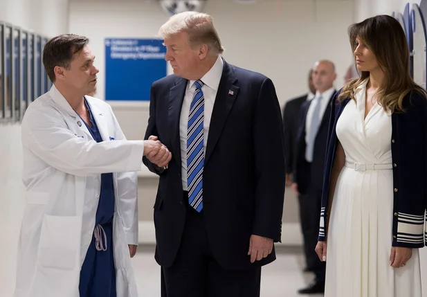 Donald Trump e Melania Trump visitam vítimas de ataque a escola na Flórida