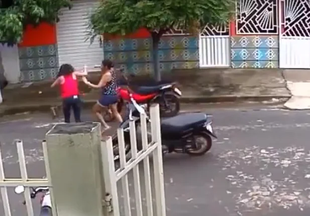 Duas mulheres brigam em frente à delegacia de Cocal