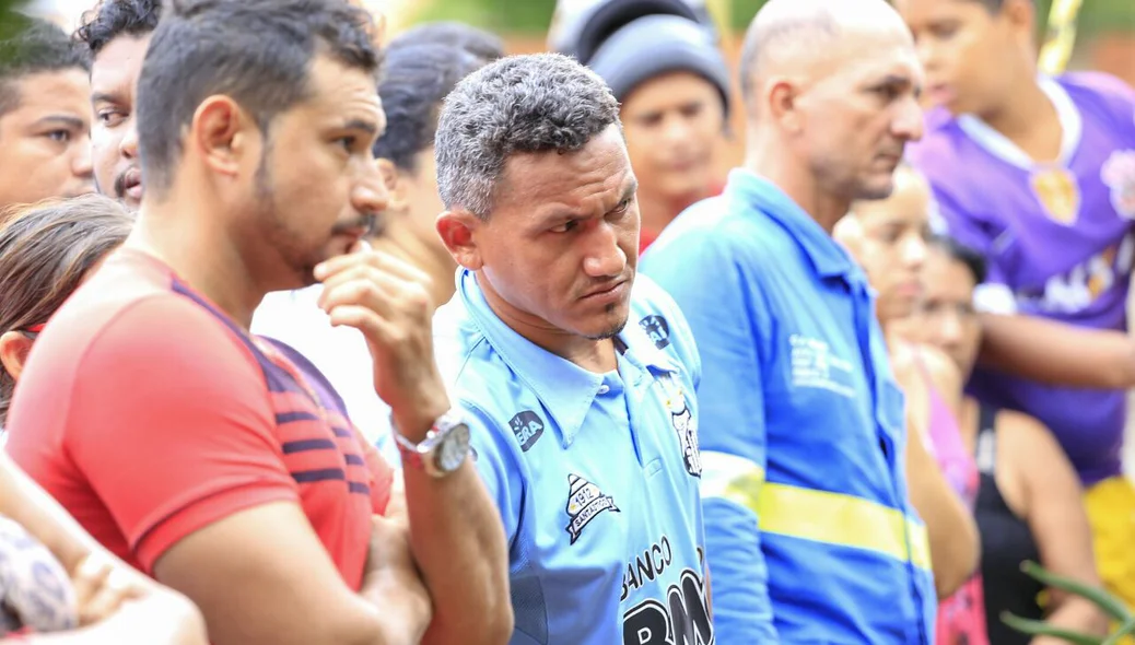Familiares e amigos de Nilberto Lima e Silva acompanham o trabalho da perícia no local do crime