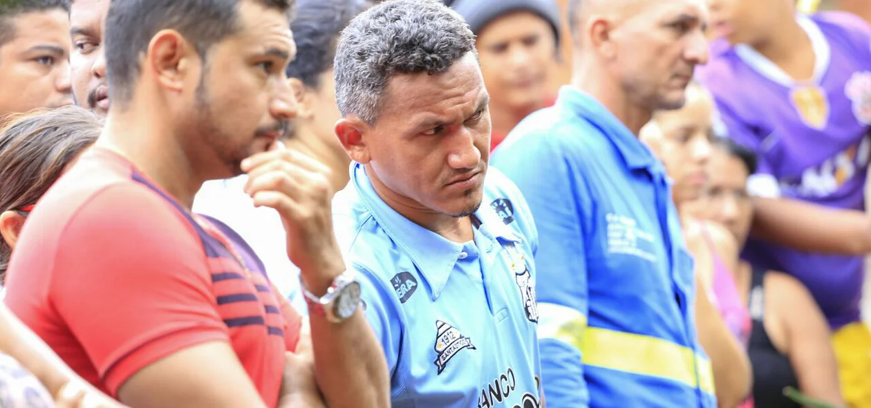 Familiares e amigos de Nilberto Lima e Silva acompanham o trabalho da perícia no local do crime