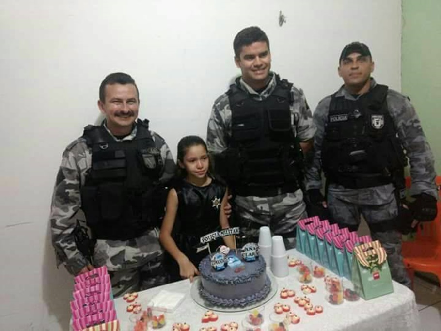 Clara se emociona com a ida dos PMs para sua festa de aniversário