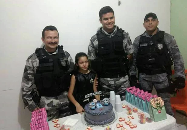 Clara se emociona com a ida dos PMs para sua festa de aniversário