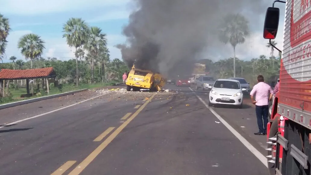 Bandidos explodem carro-forte da Prosegur na BR 343
