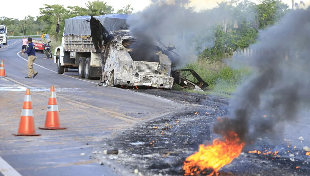 Carro-forte da Prosegur ficou completamente destruído após ação dos bandidos