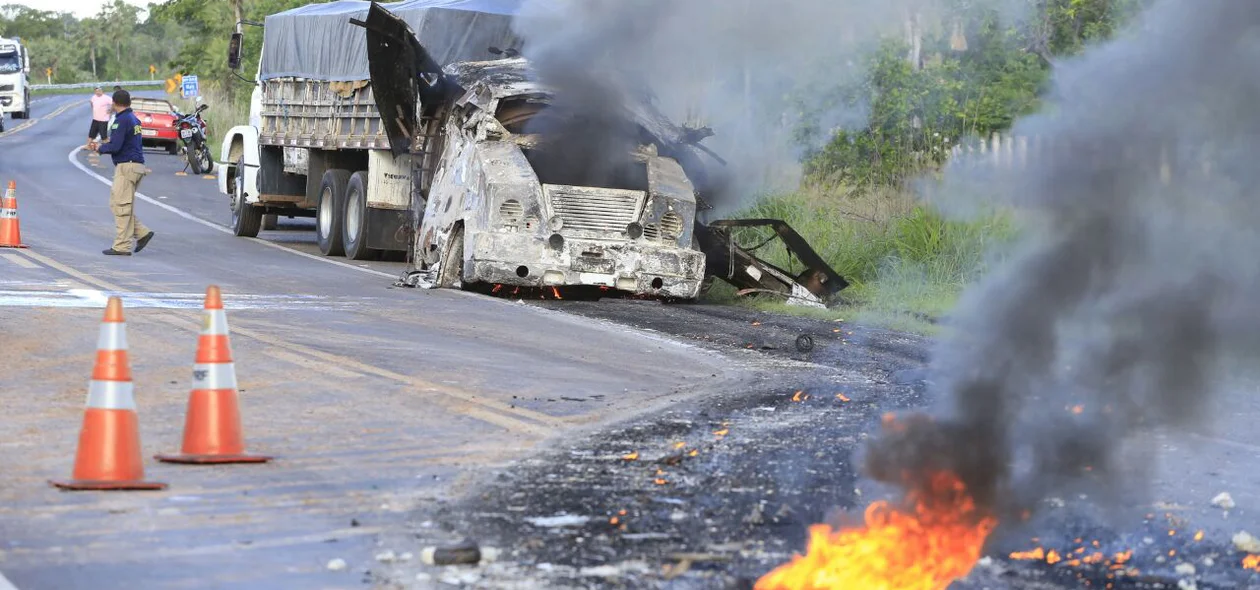 Carro-forte da Prosegur ficou completamente destruído após ação dos bandidos